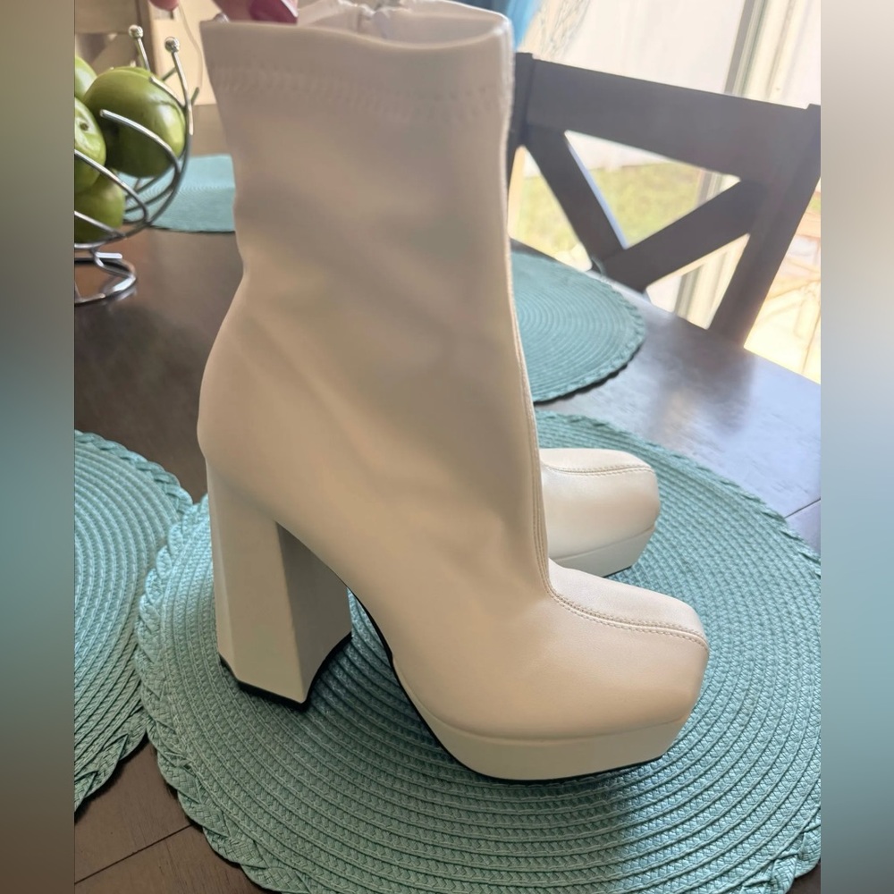 Source Unknown Chic White Heeled Boots